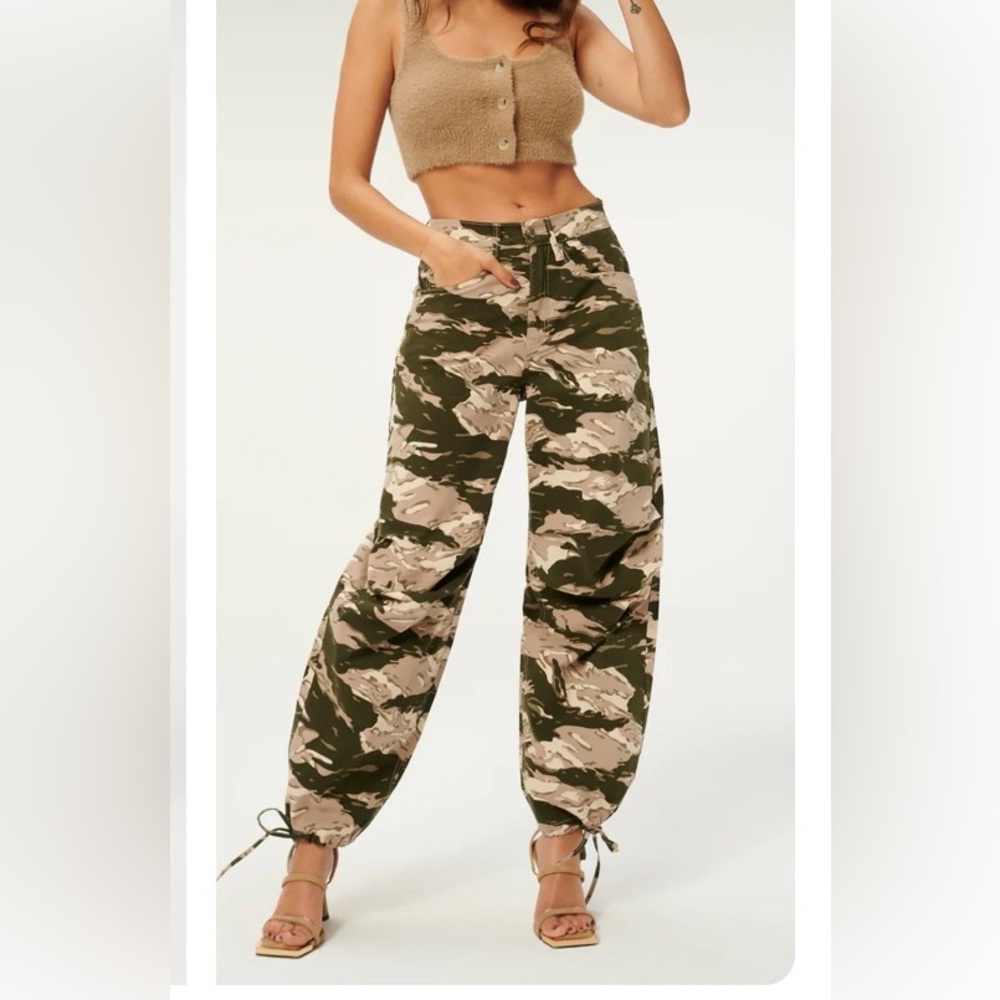 Camo Wide-Leg Cargo Pants in Green & Tan